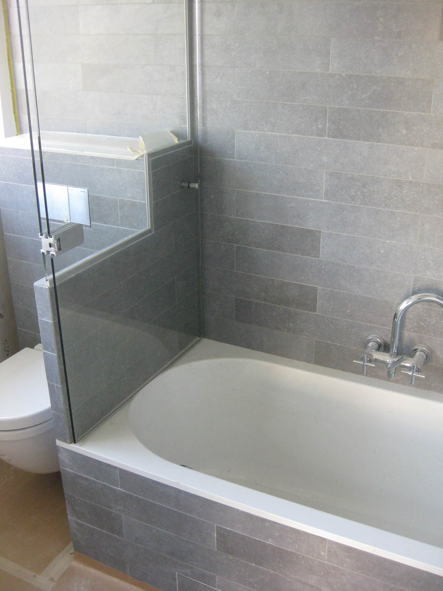 Sanders Investeren rotatie Glazen badsystemen l Glassdesign l Douchewand voor uw bad